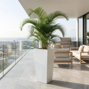 Biała metalowa donica trapezowa do ogrodu z palmą na nowoczesnym tarasie