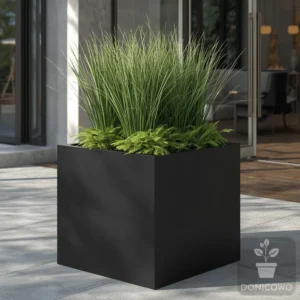Czarna donica kwadratowa metalowa do ogrodu i tarasu
