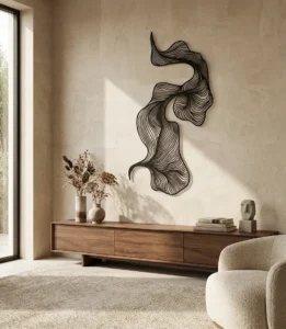 Metalowa dekoracja ścienna Abstrakcyjna Fala w nowoczesnym salonie na jasnej ścianie