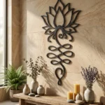 Metalowa dekoracja ścienna Kwiat Lotosu na jasnej kamiennej ścianie w spokojnym wnętrzu