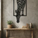 Metalowa dekoracja ścienna Zebra w Ramie na jasnej ścianie w naturalnym wnętrzu
