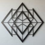 Metalowa dekoracja ścienna w formie geometrycznego diamentu