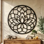 Metalowa dekoracja ścienna Kwiat Lotosu 1 na jasnej ścianie w spokojnym, naturalnym wnętrzu