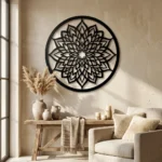 Metalowa dekoracja ścienna Kwiat Lotosu 3 na jasnej ścianie w spokojnym, eleganckim wnętrzu