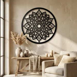 Metalowa dekoracja ścienna Kwiat Lotosu 3 na jasnej ścianie w spokojnym, eleganckim wnętrzu
