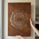 Panel dekoracyjny metalowy corten z motywem kwiatu i ażurowym wzorem na ścianę