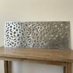 Panel dekoracyjny metalowy srebrny poziomy abstrakcyjny ażurowy wzór na ścianę