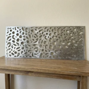 Panel dekoracyjny metalowy srebrny poziomy abstrakcyjny ażurowy wzór na ścianę