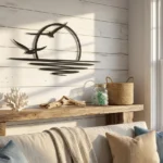 Metalowa dekoracja ścienna Zachód Słońca z ptakami nad wodą w jasnym wnętrzu