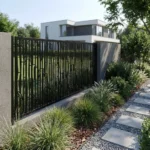 Czarny metalowy panel ogrodzeniowy z nowoczesnym wzorem inspirowanym bambusem przy ścieżce prowadzącej do nowoczesnego domu.