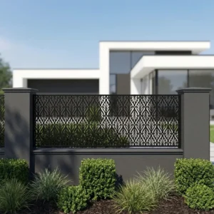 Czarny metalowy panel ogrodzeniowy z eleganckim ażurowym wzorem liści zamontowany przed nowoczesnym domem.