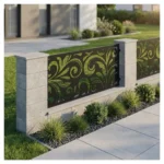 Metalowy panel ogrodzeniowy w ciemnym kolorze z dekoracyjnym roślinnym wzorem zamontowany między jasnymi słupkami przy nowoczesnej posesji.