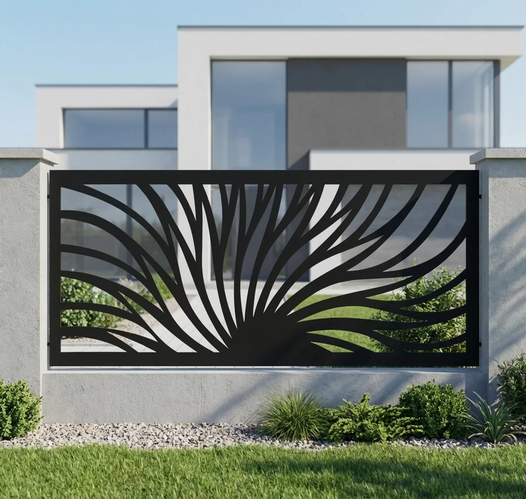 Metalowy panel ogrodzeniowy w czarnym kolorze z dynamicznym ażurowym wzorem promieni zamontowany między jasnymi słupkami przy nowoczesnym domu.
