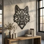 Metalowa dekoracja ścienna Wolf Geo na jasnej ścianie w nowoczesnym wnętrzu