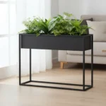 Kwietnik metalowy czarny Slim – nowoczesny stojak na kwiaty z prostokątną donicą