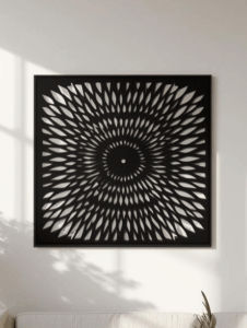 Panel dekoracyjny ażurowy Słonecznik z metalu, wzór promieniście ułożonych płatków, czarny