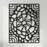 Czarny metalowy panel dekoracyjny Abstrakcyjne Echo z geometryczno-organicznym wzorem na białej ścianie