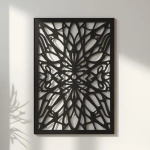 Czarny panel dekoracyjny z metalu o symetrycznym, geometryczno-roślinnym wzorze, zawieszony na jasnej ścianie.