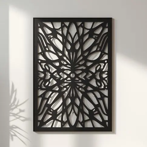 Czarny panel dekoracyjny z metalu o symetrycznym, geometryczno-roślinnym wzorze, zawieszony na jasnej ścianie.