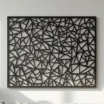 Czarny metalowy panel dekoracyjny „Fragmenty” z geometrycznym wzorem przypominającym rozbite szkło, nowoczesna dekoracja ścienna.