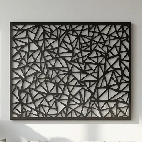 Czarny metalowy panel dekoracyjny „Fragmenty” z geometrycznym wzorem przypominającym rozbite szkło, nowoczesna dekoracja ścienna.
