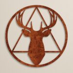 Metalowa dekoracja ścienna – jeleń w geometrycznym wzorze