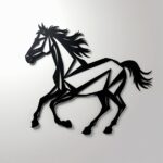 Metalowa dekoracja ścienna przedstawiająca konia w biegu, wycięta laserowo ze stali.