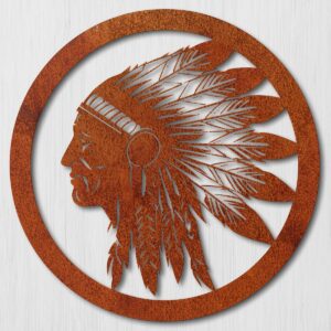 Metalowa dekoracja ścienna Indianin Tribal z pióropuszem – corten