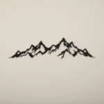 Panel dekoracyjny z metalu w kształcie górskich szczytów, malowany proszkowo na czarno.