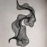 Dekoracja Metalowa Abstrakcyjna Fala – nowoczesna ścienna ozdoba ze stali malowanej proszkowo lub cortenu.