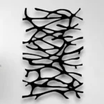 Dekoracja ścienna metalowa Root Lines – czarna, o organicznym wzorze przypominającym splątane korzenie.