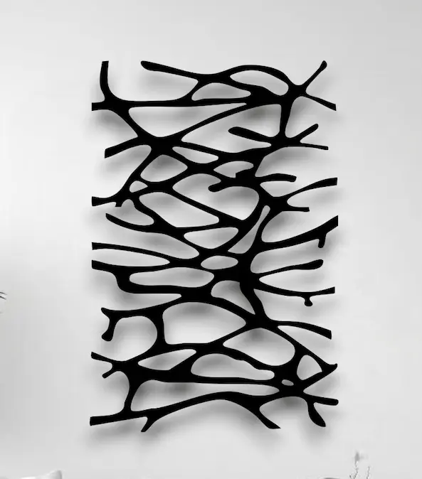 Dekoracja ścienna metalowa Root Lines – czarna, o organicznym wzorze przypominającym splątane korzenie.