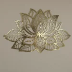 Dekoracja ścienna metalowa Golden Lotus – złota mandala w kształcie kwiatu lotosu.