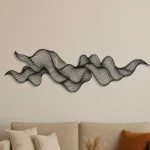 Dekoracja ścienna metalowa Ocean Wave – czarna, o falistym wzorze inspirowanym oceanicznymi falami.