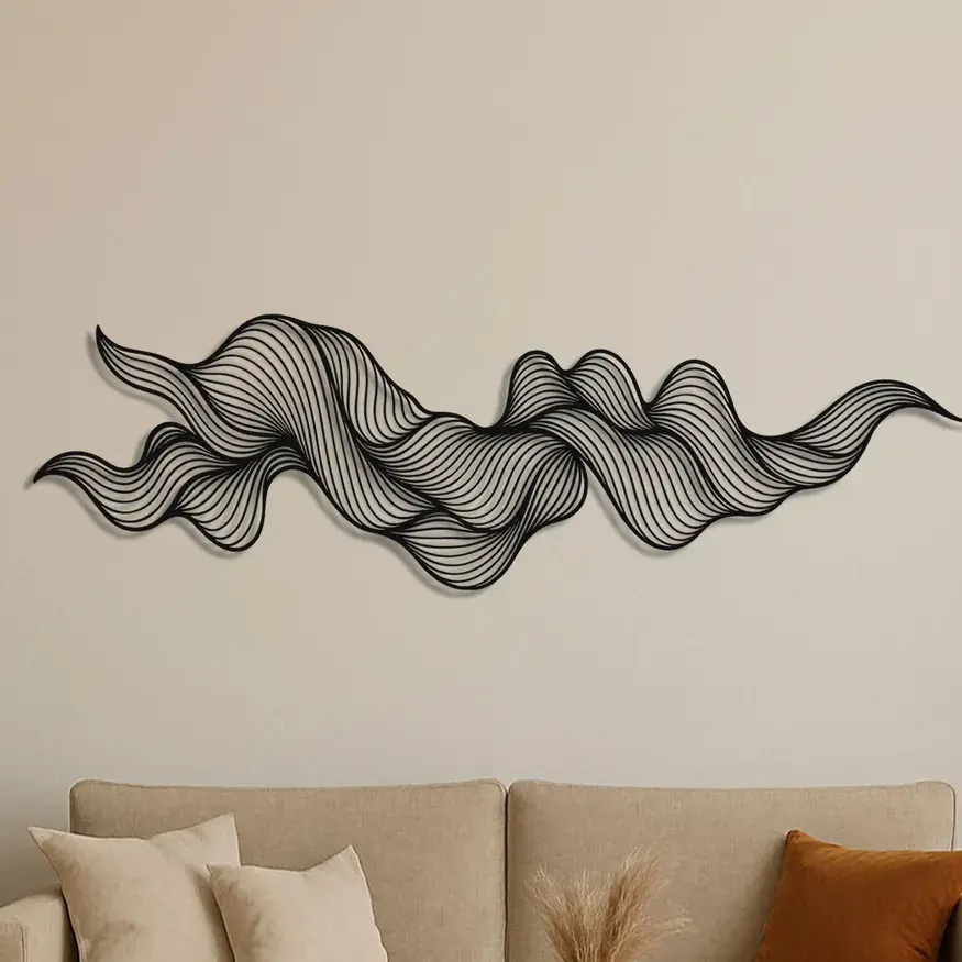 Dekoracja ścienna metalowa Ocean Wave – czarna, o falistym wzorze inspirowanym oceanicznymi falami.
