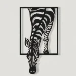 Dekoracja metalowa przedstawiająca zebrę wychodzącą z ramy, ozdoba ścienna w kolorze czarnym.