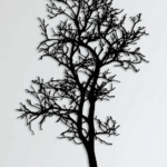 metalowa dekoracja ścienna drzewo jesienne, czarna ozdoba z ażurowymi gałęziami