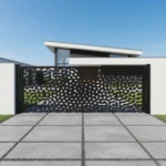 Czarny metalowy panel ogrodzeniowy Koral z ażurowym wzorem inspirowanym koralowcami, zamontowany na tle nowoczesnego domu.