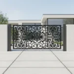 Czarny panel ogrodzeniowy metalowy z klasycznym ornamentem, zdobiony bogatymi motywami roślinnymi.