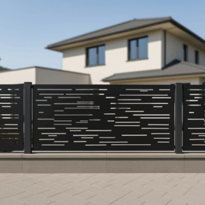 Czarny panel ogrodzeniowy metalowy Linia z nowoczesnym ażurowym wzorem poziomych linii, zamontowany na betonowej podmurówce.