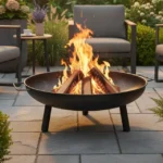 Palenisko ogrodowe stalowe czarne 60 cm z uchwytami na tarasie z płonącym ogniem