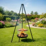 Grill ogrodowy trójnóg z paleniskiem i rusztem 2w1 – kiełbaski grillujące się nad ogniem