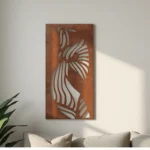 Panel dekoracyjny metalowy Dancing Lines – cortenowy, z falistym wzorem przypominającym taniec i ruch.