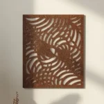 Panel dekoracyjny metalowy Dynamiczny Rytm w kolorze corten, z ażurowym spiralnym wzorem przypominającym fale i ruch.