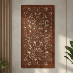 Panel dekoracyjny metalowy Floral Arabesque – cortenowy, z ażurowym wzorem roślinnym inspirowanym ornamentami kwiatowymi.