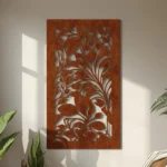 Panel dekoracyjny metalowy Climbing Leaves – cortenowy, z ażurowym wzorem gałązek i liści przypominających pnącze.