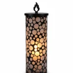 Czarny metalowy lampion Bubble Flame z ażurowym wzorem kół i ozdobnym uchwytem w kształcie płomienia, rozświetlony ciepłym światłem świecy