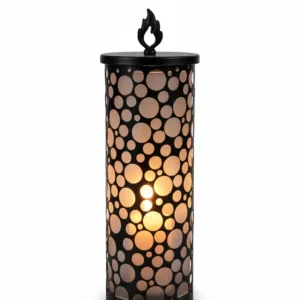 Czarny metalowy lampion Bubble Flame z ażurowym wzorem kół i ozdobnym uchwytem w kształcie płomienia, rozświetlony ciepłym światłem świecy