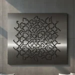 Panel dekoracyjny metalowy w stylu futurystycznym, z geometrycznym wzorem przypominającym cybernetyczną sieć połączeń.