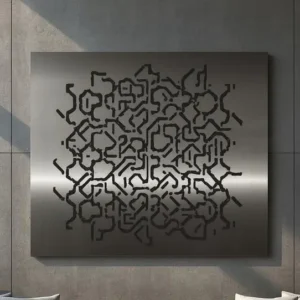 Panel dekoracyjny metalowy w stylu futurystycznym, z geometrycznym wzorem przypominającym cybernetyczną sieć połączeń.